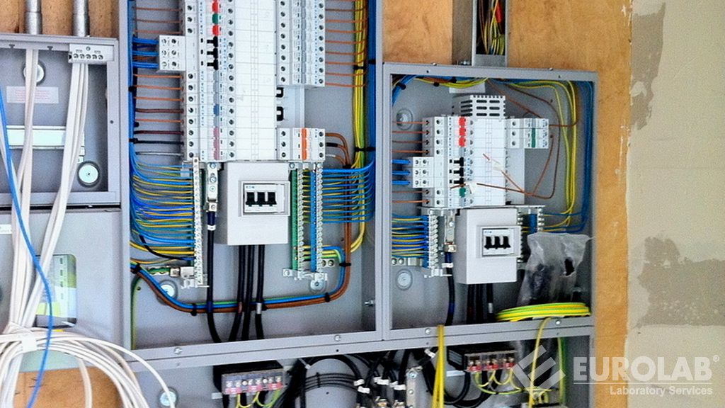 ASTM D149-20 Méthode d'essai standard pour la tension de perturbation diélectrique et la rigidité diélectrique des matériaux d'isolation électrique solides à des fréquences d'alimentation commerciales