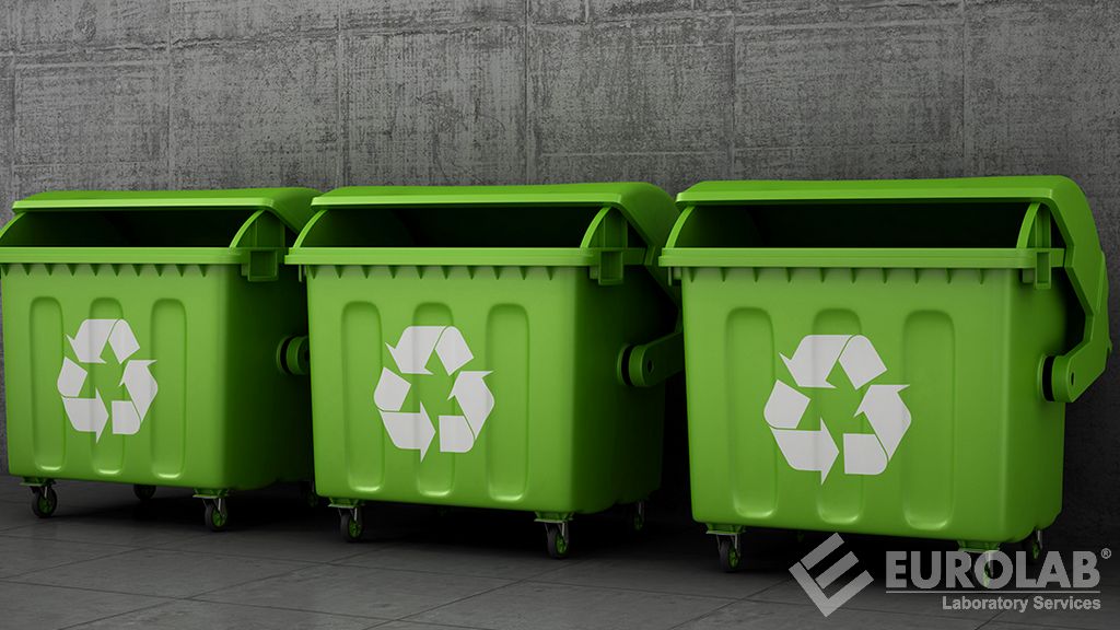 EN 840-2 Contenitori mobili per rifiuti e riciclaggio - Parte 2: Contenitori a 1.300 ruote con coperchio piatto con capacità fino a 4 l per trunnion e/o sollevatori di carte - Dimensioni e design