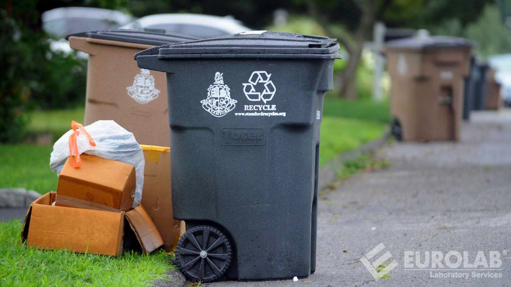 EN 840-4 Contenitori mobili per rifiuti e riciclaggio - Parte 4: Contenitori a 1700 ruote con coperchio piatto con capacità fino a 4 L per snodi larghi o BG e/o sollevatori per carte larghe - Dimensioni e design