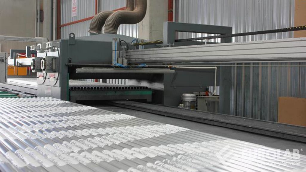 VW PV 1306 Metalik Olmayan Malzemeler - Polipropilen Parçaların Yapışkanlığını Belirlemek İçin Maruz Kalma Testi